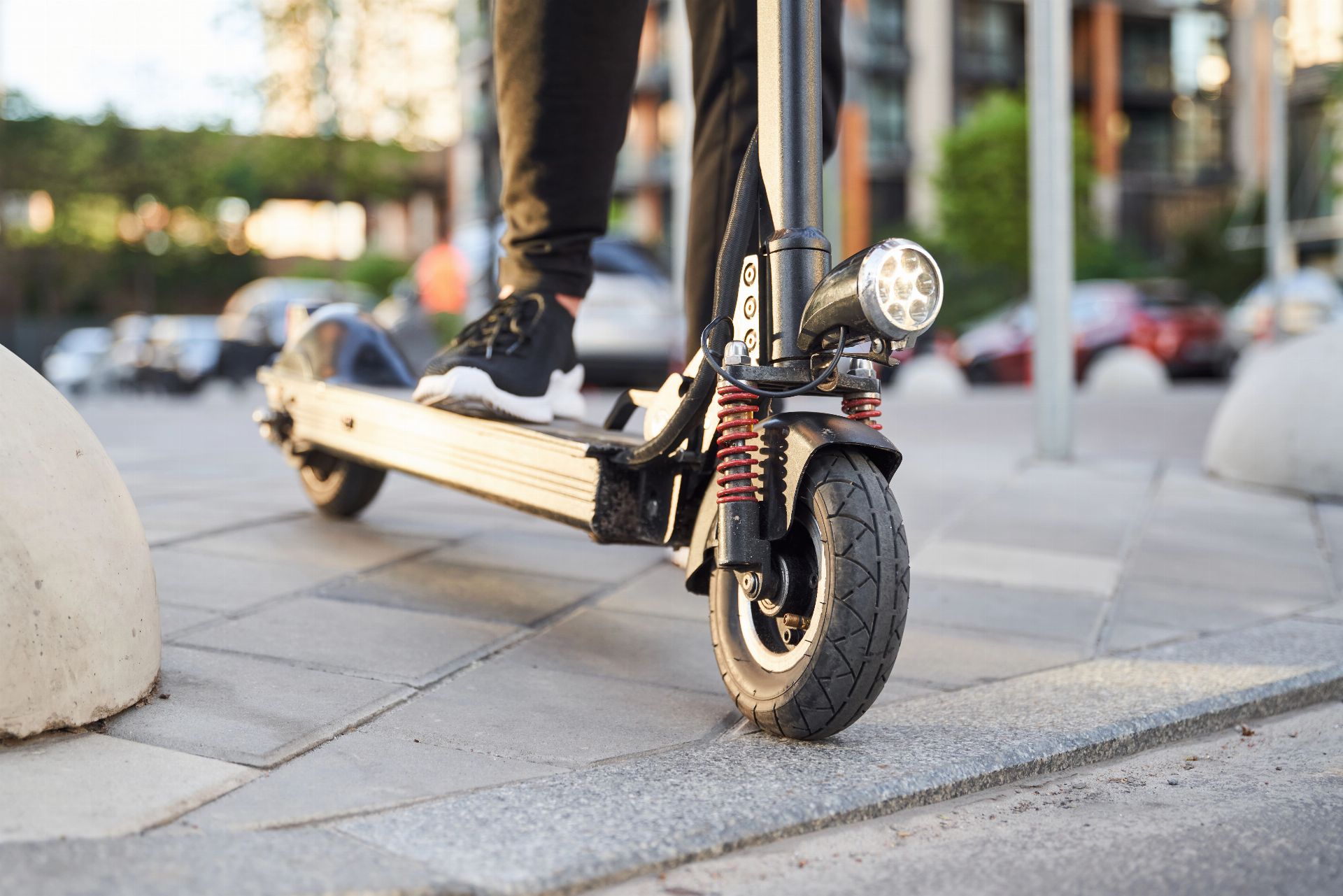 Miért veszélyes e-rolleren tandemezni?